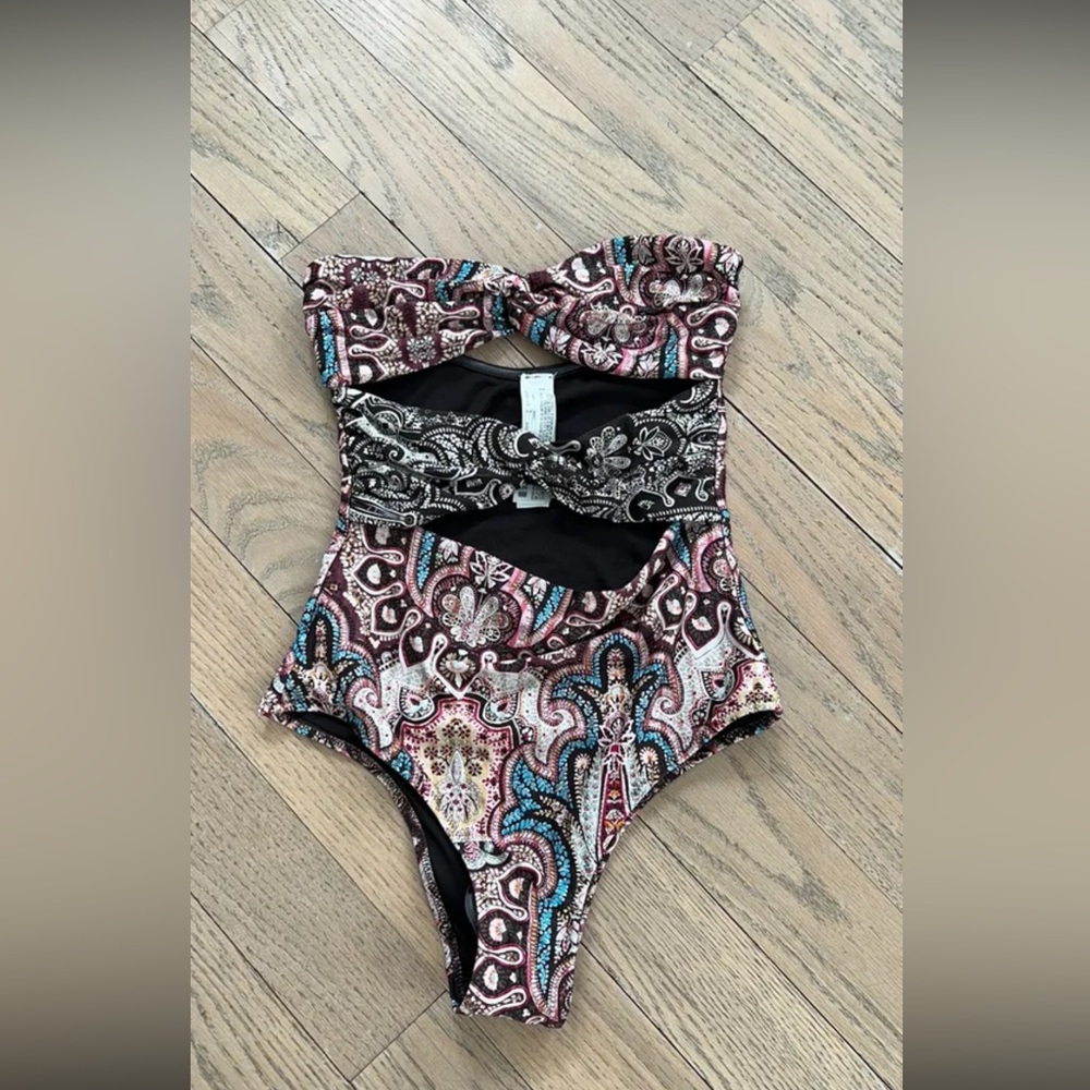 One piece swimsuit ⭐️ never worn